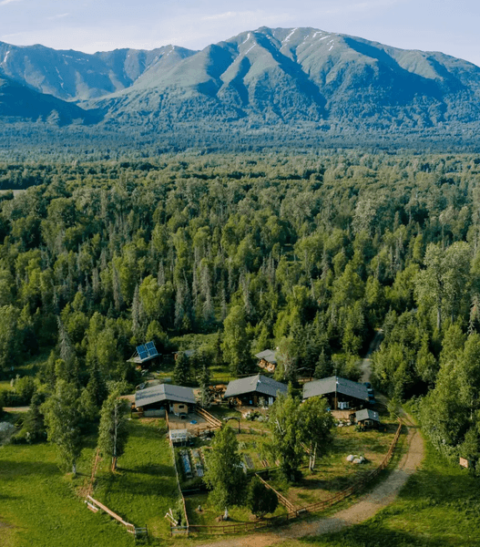 Амбар и хозяйство на усадьбе в Аляске Амбар и территория с козами, курами и гусями на семейной усадьбе